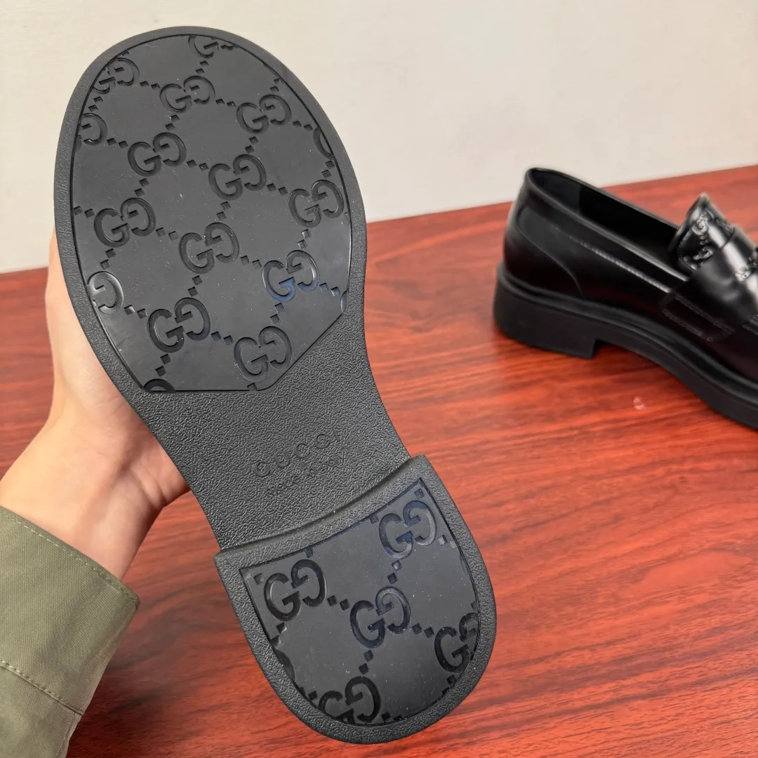Batch 800 Gucci/Gucci new men's loafers with GG details, thick-soled slip-ons! The design of this men's lace-up shoe is rooted in the brand's heritage. It is carefully crafted from high-quality calfskin/open-edge beaded cowhide/suede cowhide. It is made of various leather types and is embellished with GG printed embossed suede leather details, which pays homage to Gucci's classic monogram. The rubber sole with GG pattern adds a modern touch to the design. Classic and simple sponge cake style design. European and American classic version, full calfskin lining. The overall upper texture is soft. The lining is comfortable and breathable. 2CM thickened soft rubber sole, easy to control. Versatile and stylish on the foot. Available in multiple colors to meet different matching needs. Full package! Size: 39-40-41-42-43-44 Leather shoe size (can be customized to 38.45.46) Item number: 7826 Loafers Open edge beads